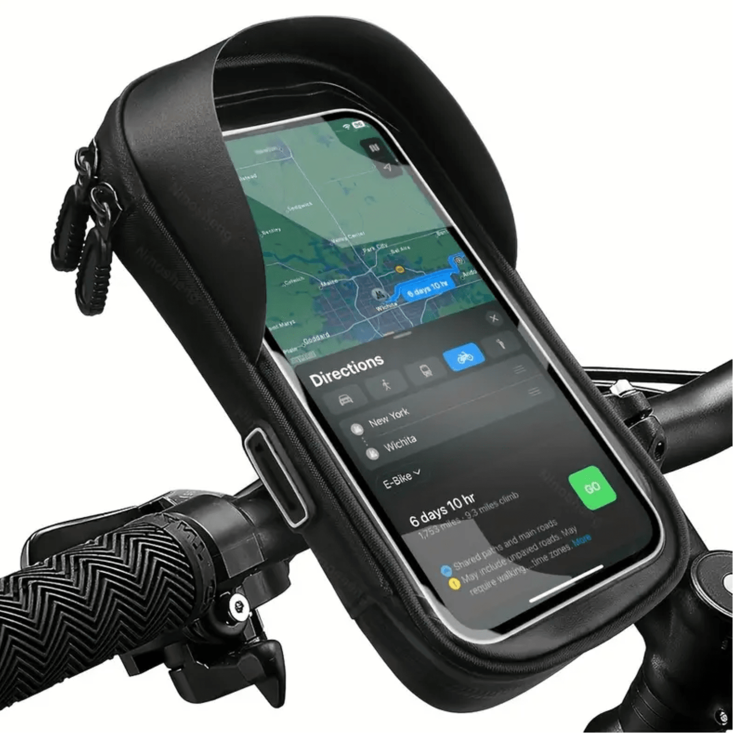 MotoShield waterdichte telefoonhouder op fietsstuur met zichtbaar touchscreen en actieve navigatie op scherm.