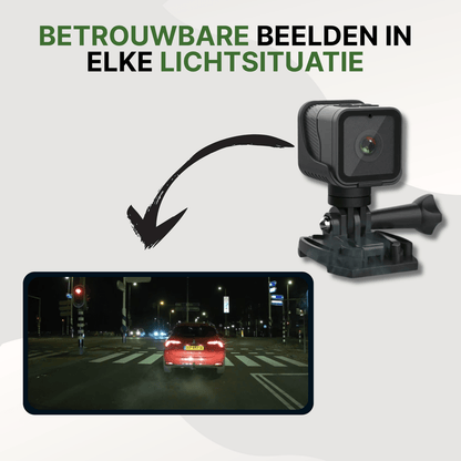 RideGuard Pro dashcam met nachtzichtfunctie toont helder beeld van auto op kruispunt in het donker.