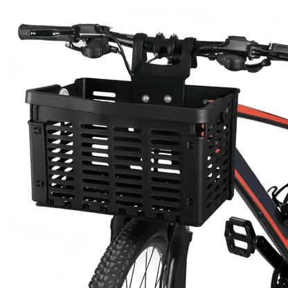 Zwarte opvouwbare kunststof fietsmand van Zyro gemonteerd aan het stuur van een sportieve fiets.